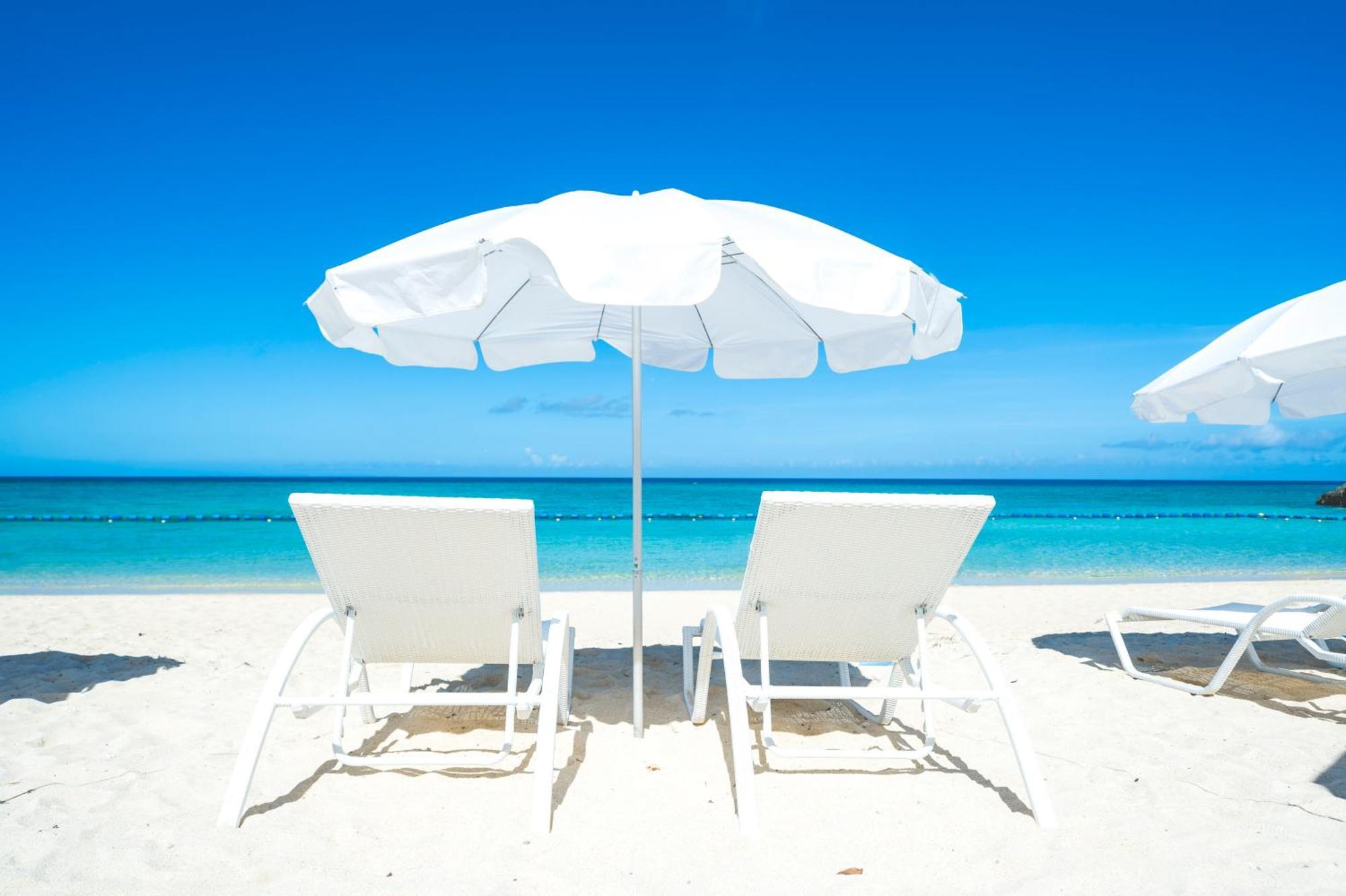 Hotel Nikko Alivila Yomitan Eksteriør bilde Beach chairs and umbrella